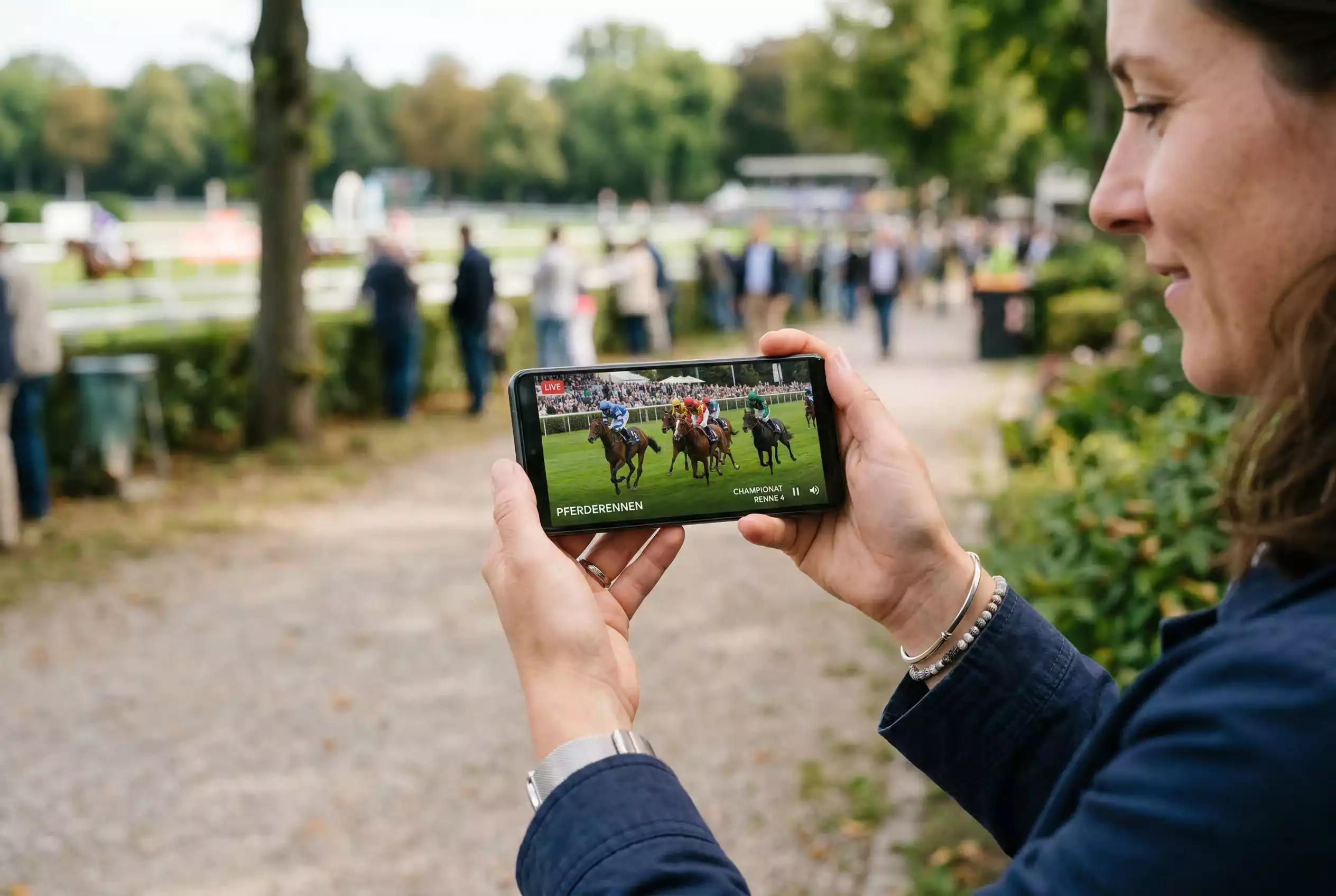 Mobile Pferdewetten App auf Smartphone mit Livestream und Wettfunktionen