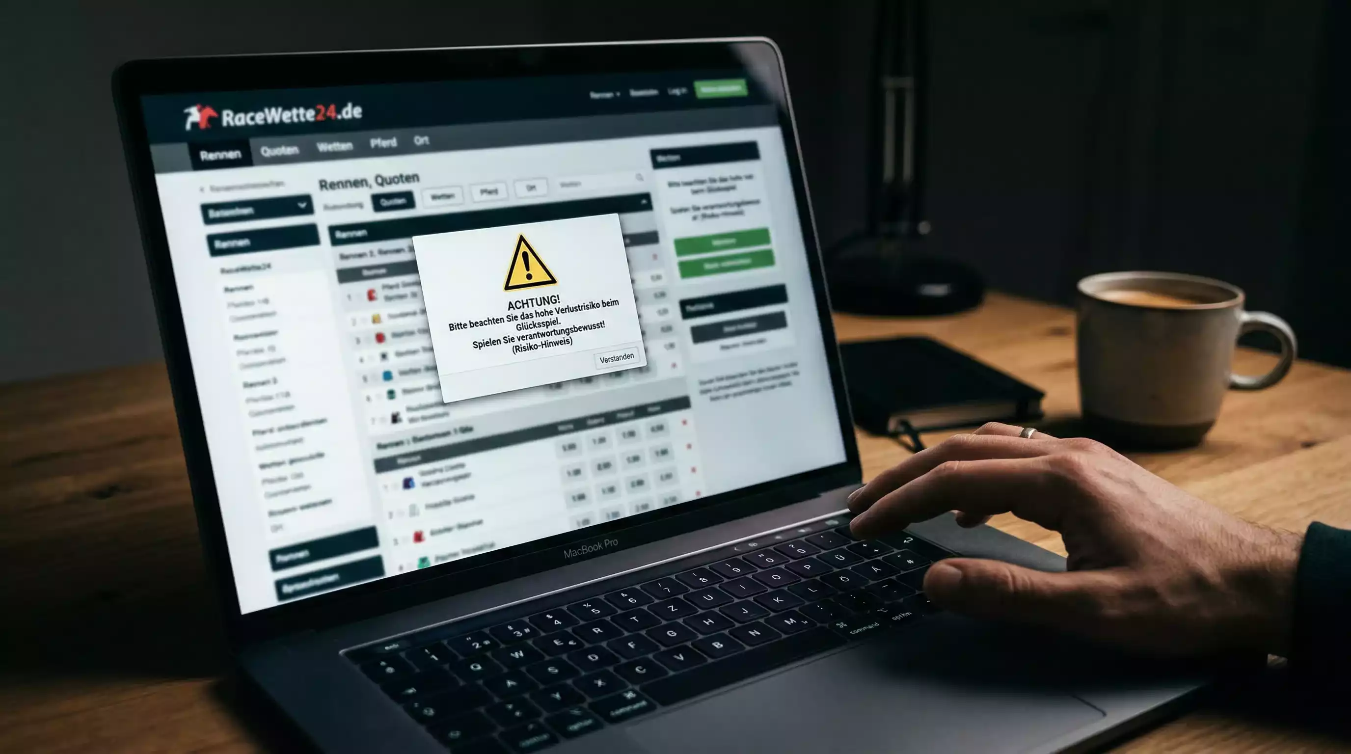 Pferdewetten ohne Lizenz – Warnsymbol vor einem Laptop mit Wettseite